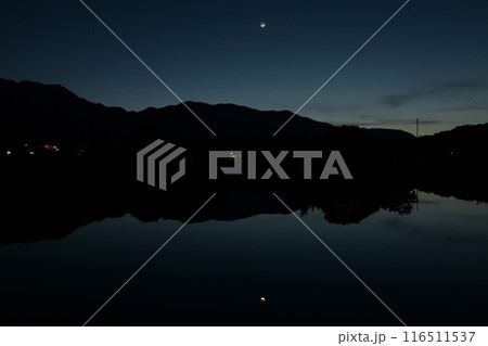 北杜市白州町、代掻き済んで田植え待つ田に映す皐月の夕暮れに浮かぶ三日月 北杜市白州町、代掻き済んで田植え待つ田に映す皐月の夕暮れに浮かぶ三日月 116511537