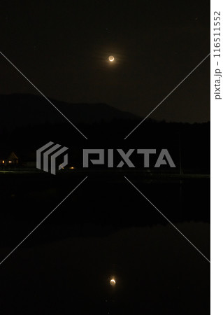 北杜市白州町、代掻き済んで田植え待つ田に映す皐月の夕暮れに浮かぶ三日月 北杜市白州町、代掻き済んで田植え待つ田に映す皐月の夕暮れに浮かぶ三日月 116511552