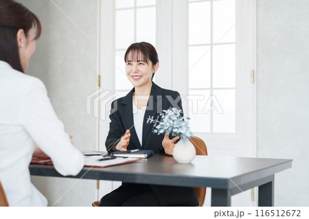 オフィスで働くビジネスマン オフィスで働くビジネスマン 116512672