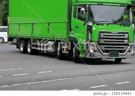 交差点を右折するトラック　イメージ 116514941