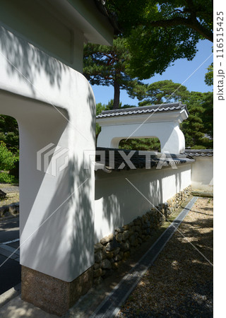 黄檗山萬福寺　境内の中国風の白い門　京都府宇治市 116515425