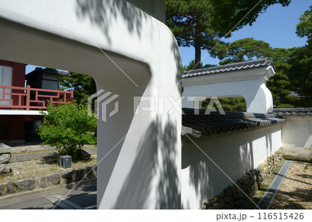 黄檗山萬福寺　境内の中国風の白い門　京都府宇治市 116515426