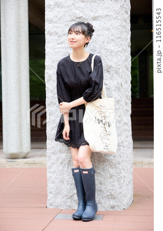 待ち合わせをする女子大学生 待ち合わせをする女子大学生 116515543