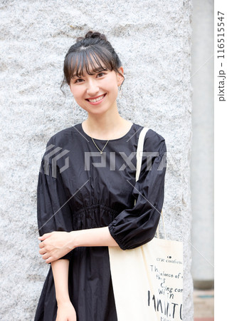 待ち合わせをする女子大学生 116515547