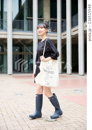 キャンパスを歩く女子大学生 116515549