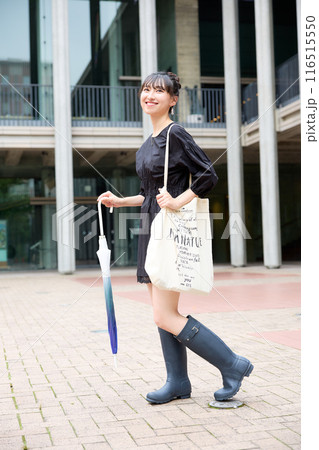 キャンパスを歩く女子大学生 116515550