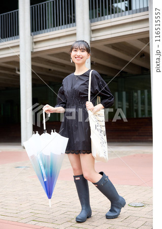 キャンパスを歩く女子大学生 116515557