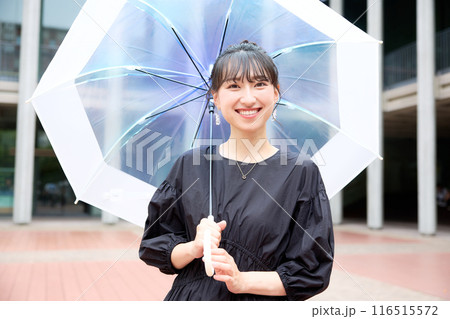 キャンパスを歩く女子大学生 116515572