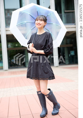 キャンパスを歩く女子大学生 116515575