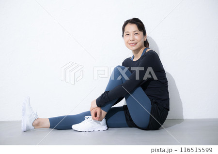 スポーツやエクササイズを楽しむ中高年の美しい女性の全身　健康やダイエットで笑顔のイメージ 116515599