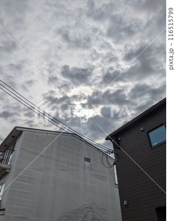 住宅街の上空に現れた幻日 116515799