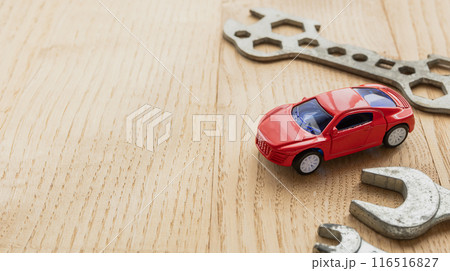 赤い自動車と工具 車検 車の修理 中古車 赤い自動車と工具 車検 車の修理 中古車 116516827
