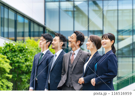 空を見上げるエグゼクティブ男女ビジネスパーソンのグループ 116516959