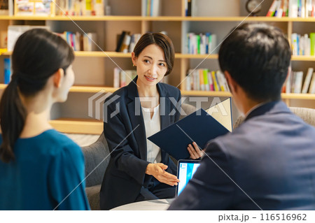 ロビーで会話するカップルと相談員 116516962