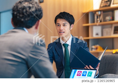 ロビーで商談するビジネスマン 116516965