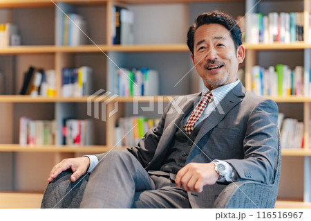 ロビーに座るエグゼクティブ男性 116516967