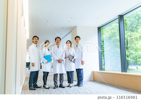 通路に笑顔で並ぶ白衣のグループ　医師　大学医局　病院　科学者 116516981