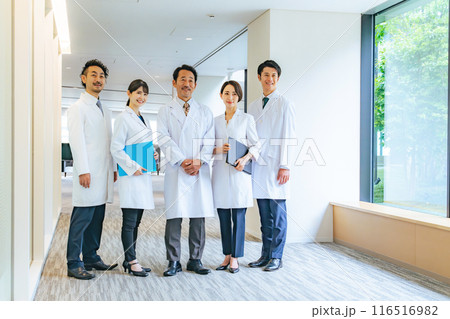 通路に笑顔で並ぶ白衣のグループ　医師　大学医局　病院　科学者 116516982