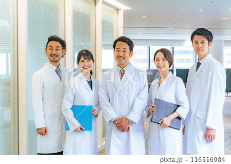 笑顔で並ぶ白衣のグループ　医師　病院　科学者 116516984