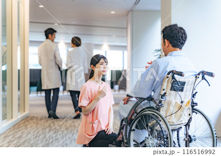病院で車椅子の患者と会話する看護師 病院で車椅子の患者と会話する看護師 116516992