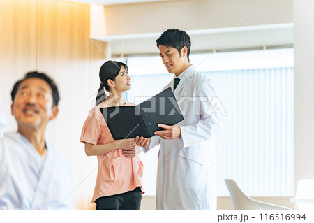 ミーティングする医師と看護師 ミーティングする医師と看護師 116516994