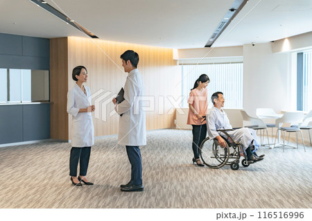 病院内の風景 医師 看護師 患者 病院内の風景 医師 看護師 患者 116516996
