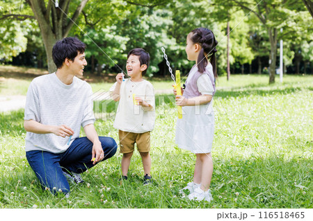 新緑の公園でシャボン玉遊びをする親子 新緑の公園でシャボン玉遊びをする親子 116518465