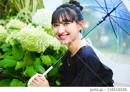 紫陽花の前に座る女子大学生 116518588