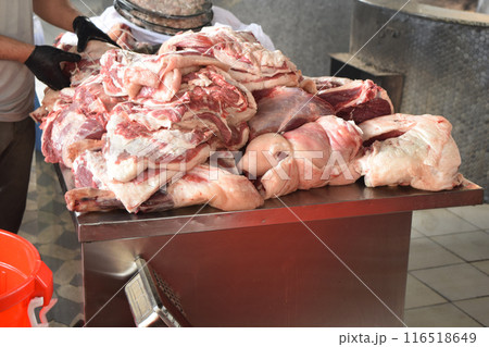 台に積まれた生肉(羊肉) 116518649