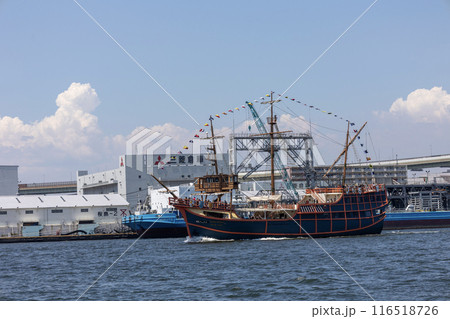 安治川を航行する観光船サンタマリア(2024年6月撮影) 安治川を航行する観光船サンタマリア(2024年6月撮影) 116518726