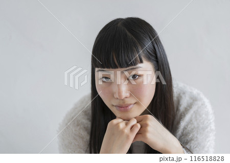 すっぴんの20歳の女性　カメラ目線　ポートレート 116518828