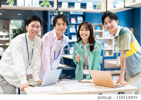 会議をする若いスタッフ　撮影協力：Creadisce（丸善雄松堂株式会社） 116518845