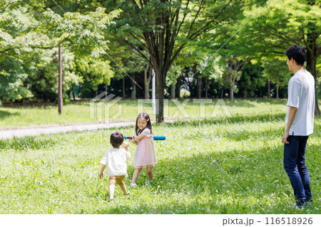 公園でボール遊びをする元気な子供とお父さん 公園でボール遊びをする元気な子供とお父さん 116518926