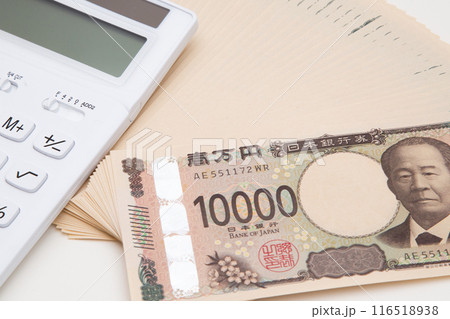たくさんの一万円札(新紙幣)と電卓 たくさんの一万円札(新紙幣)と電卓 116518938