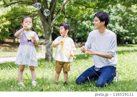新緑の公園でシャボン玉遊びをする親子 新緑の公園でシャボン玉遊びをする親子 116519111