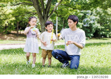 新緑の公園でシャボン玉遊びをする親子 新緑の公園でシャボン玉遊びをする親子 116519280