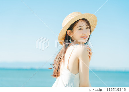 海と青空バックの麦わら帽子を被った女性 海と青空バックの麦わら帽子を被った女性 116519346