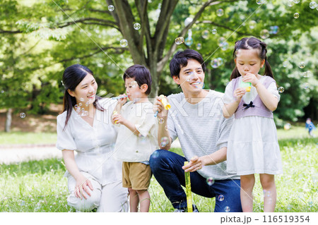 家族で楽しくシャボン玉遊び 116519354