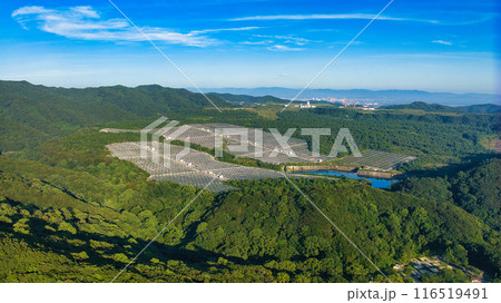 新緑の加太深山付近の上空からドローンで見る森林の中にメガソーラー発電施設 116519491