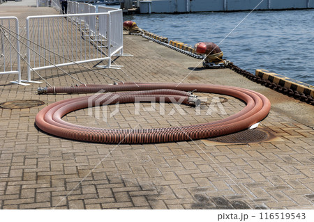 岸壁に設置して船を繋留するボラードとマリンホース 116519543