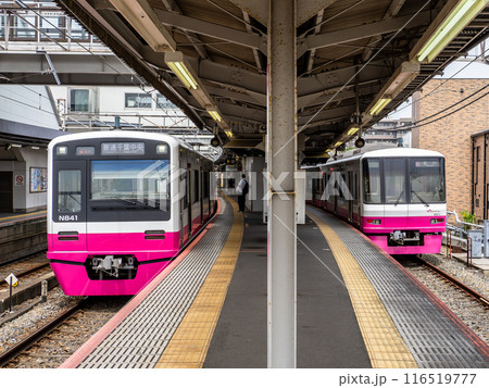 京成津田沼駅に停車中の新京成電鉄 N800形（左）・8900形（右） 116519777