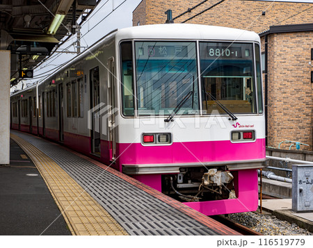 京成津田沼駅に停車中の新京成電鉄 8800形 京成津田沼駅に停車中の新京成電鉄 8800形 116519779