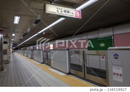 大阪市高速電気軌道千日前線「桜川駅」の地下ホーム(2024年6月撮影) 大阪市高速電気軌道千日前線「桜川駅」の地下ホーム(2024年6月撮影) 116519927