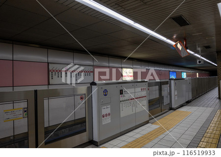 大阪市高速電気軌道千日前線「桜川駅」の地下ホーム（2024年6月撮影） 116519933