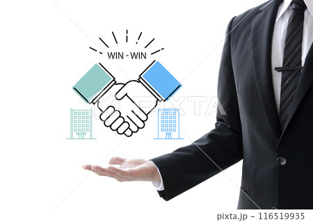 ウィンウィンの契約のイラストを掲げるビジネスマン 116519935