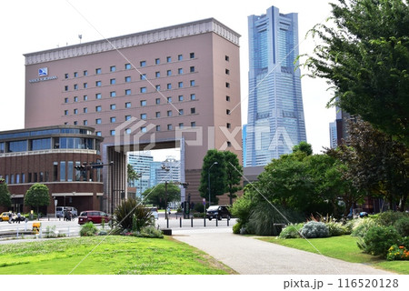 横浜市　ホテルナビオス横浜と新港中央広場と周辺街並み 116520128