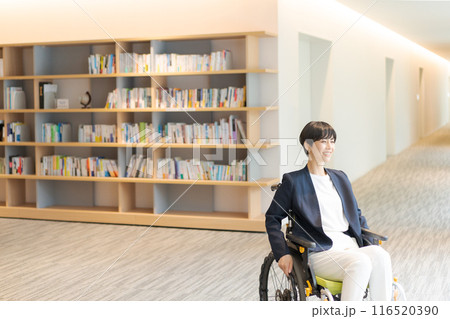 図書館で車椅子に乗っている若い女性 図書館で車椅子に乗っている若い女性 116520390