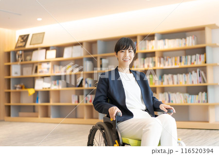 図書館で車椅子に乗っている若い女性 116520394
