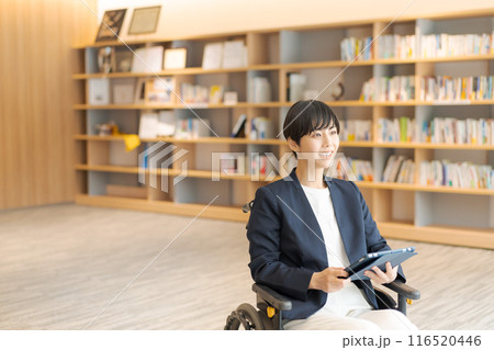 図書館で車椅子に乗っている若い女性 図書館で車椅子に乗っている若い女性 116520446