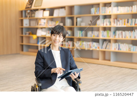 図書館で車椅子に乗っている若い女性 図書館で車椅子に乗っている若い女性 116520447